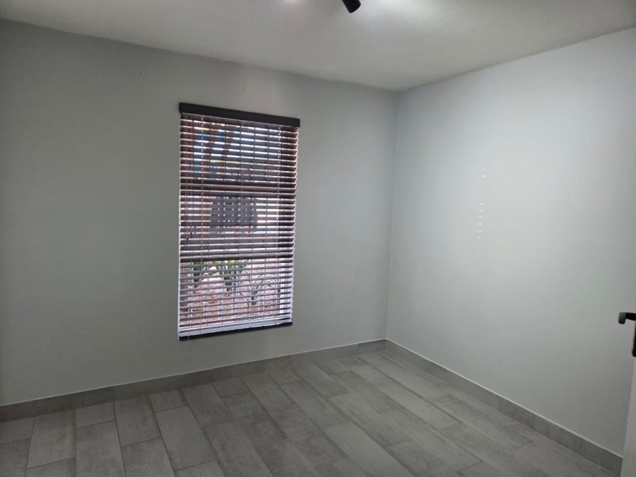 To Let 2 Bedroom Property for Rent in Oakglen Western Cape